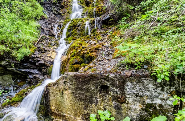 Wasserfall Einer Engen Moosbedeckten Schlucht Clemgia Tal Bei Scuol Den — Stockfoto