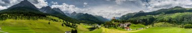 köy ve kale Tarasp Scuol yakınındaki İsviçre Alpleri'nde
