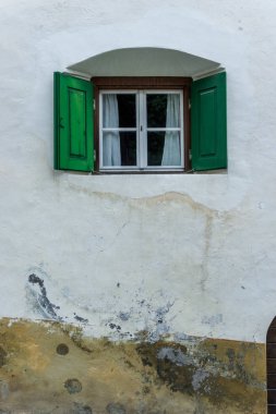 rustik geleneksel ev ön yeşil panjurlar ile pencere