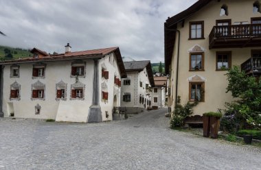 Kent Meydanı Engadin vadisi İsviçre Alpleri'nde tipik bir dağ köyü