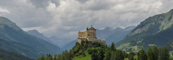 Hermoso Castillo Una Colina Medio Paisaje Idílico Natural Montaña Bajo —  Fotos de Stock