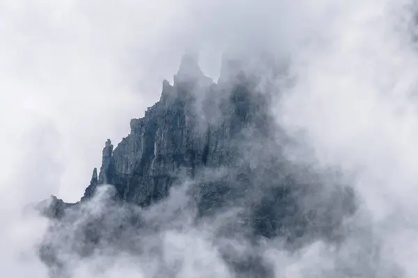 Cume Montanha Irregular Picos Nevoeiro Místico — Fotografia de Stock