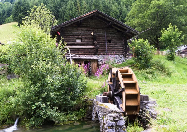 Dřevěné Horské Chatě Staré Vodní Kolo Malé Creek Idylické Alpské — Stock fotografie