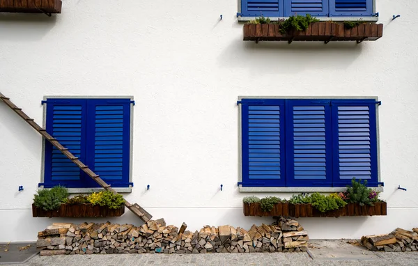 Weiße Hausfassade Mit Hellblauen Rollläden Und Katzentreppe — Stockfoto