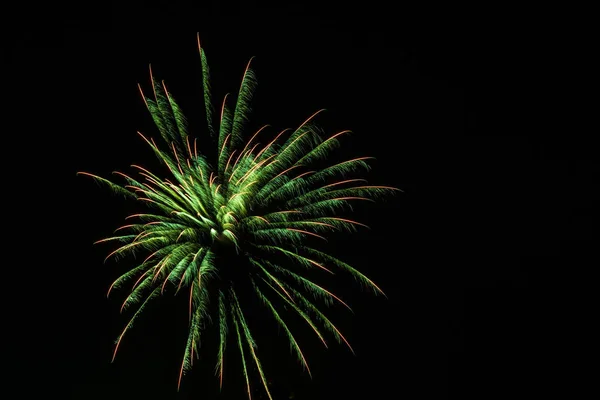 Вертикальный Вид Красочных Фейерверков Черным Ночным Небом Копировальным Пространством — стоковое фото