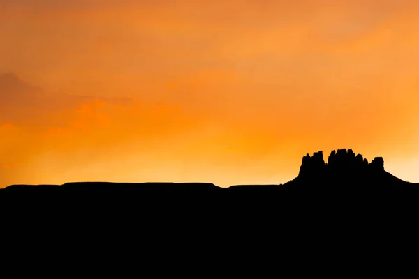 Harika Bir Gün Batımı Gökyüzü Ile Utah Çölde Yalnız Mesa — Stok fotoğraf