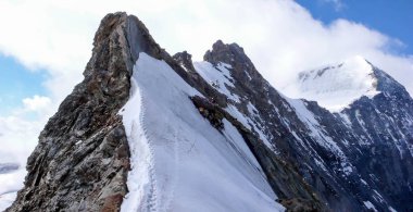 dağ rehberleri ve aşağı Eiger zirvesinden başlık ve Grindelwald yakınındaki İsviçre Alpleri'nde Jungfraujoch olacak istemcileri