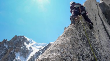 erkek kaya tırmanışçısı Chamonix Fransız Alpleri'nde yakınındaki dağlarda sarp granit yolu üzerinde
