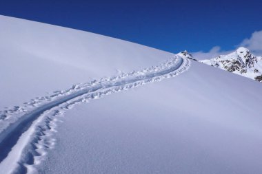 backcountry kayak pistlerine taze kar kar mavi gökyüzü ile bir eğim ile