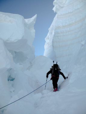 erkek backcountry kayakçı Alpleri'nde Kayak dağcılık tur dev bir yarık içinde
