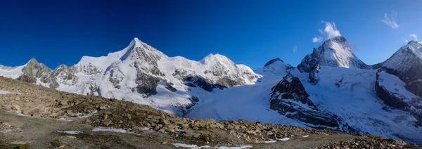 Gran Paisaje Montañoso Bajo Cielo Azul Los Alpes Suizos Cerca — Foto de Stock