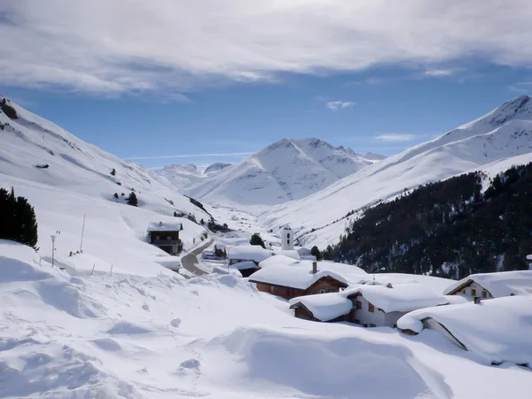 スイス アルプスの素晴らしい牧歌的な冬山村 — ストック写真