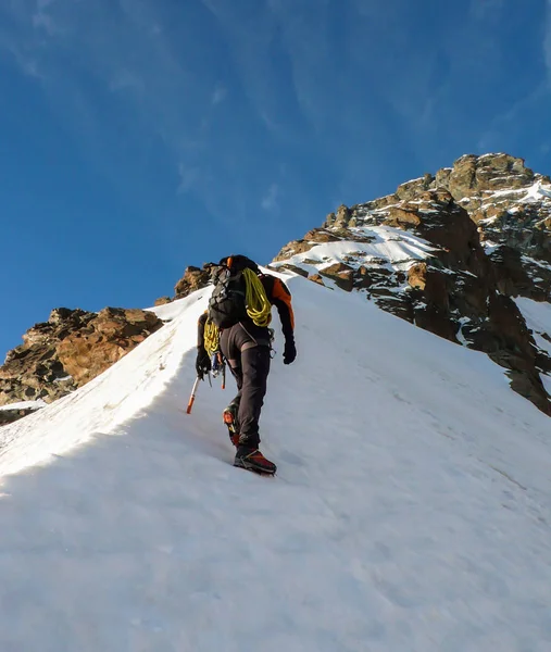 Hombre Montañista Una Estrecha Cresta Nieve Escalando Una Cara Norte — Foto de Stock