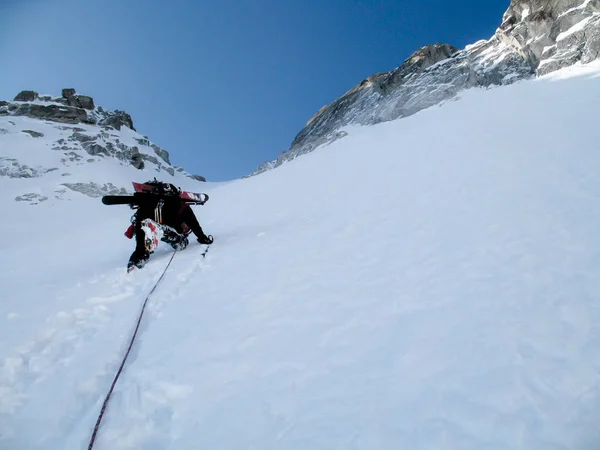 Esquiador Extremo Montañista Escalando Una Empinada Cara Norte Los Alpes — Foto de Stock