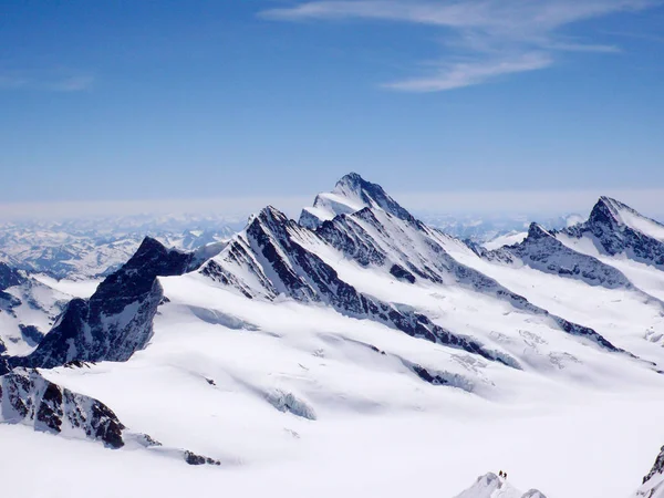 Two Mountain Climbers Exposed Snow Ridge Great Mountain Panorama Landscape — Stock Photo, Image