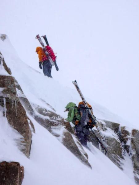 Dois Esquiadores Serranos Passeio Montanhismo Esqui Escalando Uma Montanha Mau — Fotografia de Stock