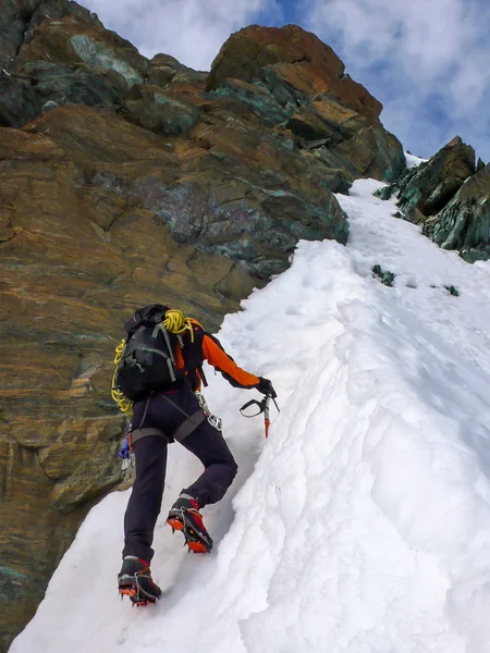 Férfi Hegymászó Egy Meredek Északi Arc Emelkedés Vízmosás Svájci Alpokban — Stock Fotó