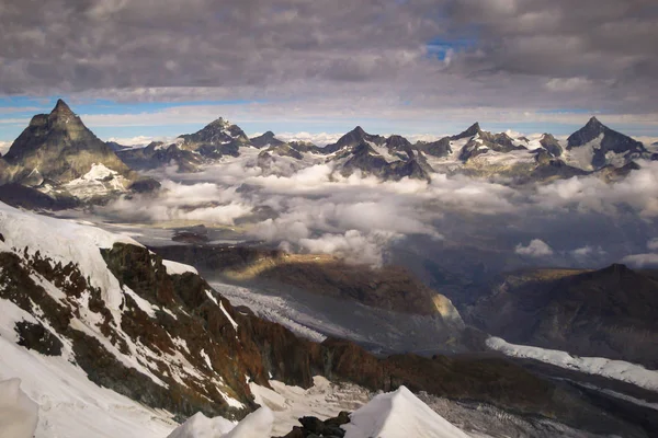 マッターホルンとスイスのアルプス山脈のツェルマットの近くの周囲の山々 のパノラマ ビュー — ストック写真