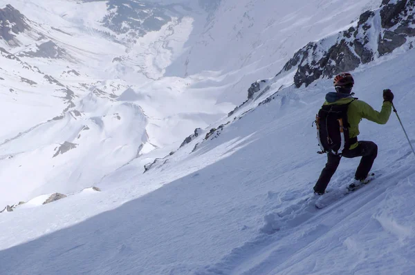 极端滑雪者在陡峭的北部面孔下降的起点在瑞士阿尔卑斯 — 图库照片