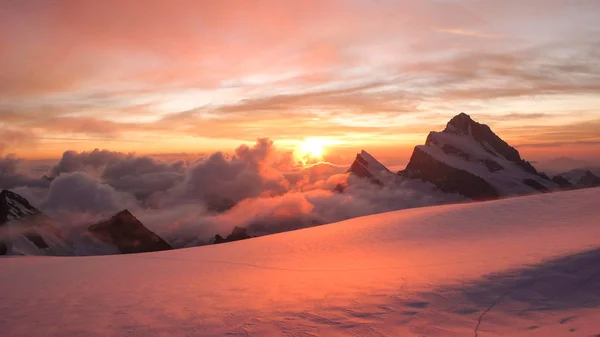 豪華な日の出高山岳氷河 アルプスの峰 — ストック写真