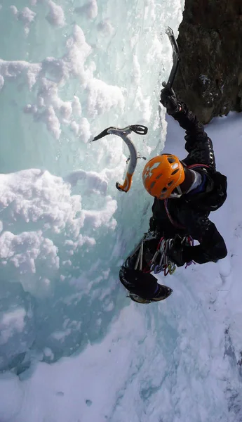 Escalada Gelo Montanhista Masculino Uma Cachoeira Congelada Inverno Nas Montanhas — Fotografia de Stock