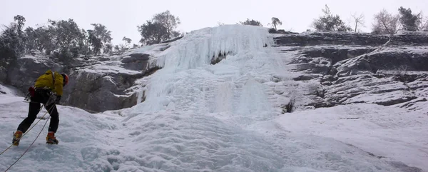 Escalada Gelo Montanhista Masculino Uma Cachoeira Congelada Inverno Nas Montanhas — Fotografia de Stock