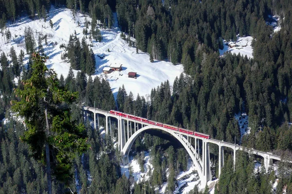 Rode Trein Een Brug Een Diepe Kloof Winter Zwitserse Alpen — Stockfoto