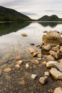 dağ gölü Acadia Milli Parkı'nda yansımaları ve kayalar ön planda