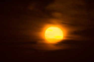 Sütlü bulutlu gökyüzü güzel turuncu dolunay