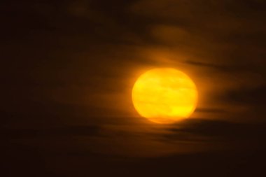 Sütlü bulutlu gökyüzü güzel turuncu dolunay