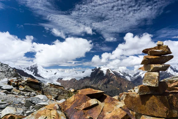 Paisaje Montañoso Los Andes Con Cairn Roca Roja Primer Plano — Foto de Stock