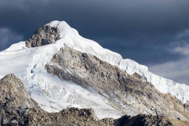yüksek karlı tepe, Nevado Ishinca Cordillera Blanca Peru Andes içinde