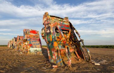 Amarillo, Texas, ABD, 8 Temmuz 2016: Cadillac ahır sanat yükleme
