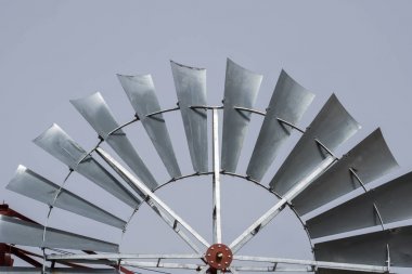 metalden yapılmış yel değirmeni ve kır pinwheels