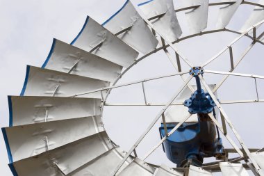 metalden yapılmış yel değirmeni ve kır pinwheels