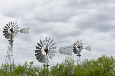 metalden yapılmış yel değirmeni ve kır pinwheels