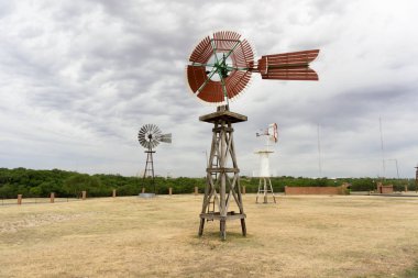 metalden yapılmış yel değirmeni ve kır pinwheels