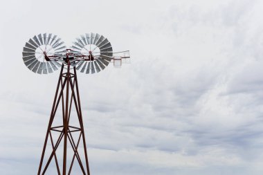 metalden yapılmış yel değirmeni ve kır pinwheels