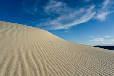 beyaz kum ve dunes etkileyici bir gökyüzünün altında yatay çöl