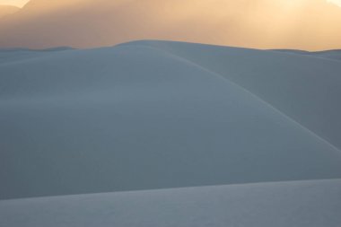 beyaz kum ve dunes etkileyici bir gökyüzünün altında yatay çöl