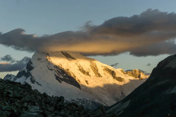 Pico Alto Los Andes Del Nevado Chopicalqui Atardecer Con Cubierta — Foto de Stock