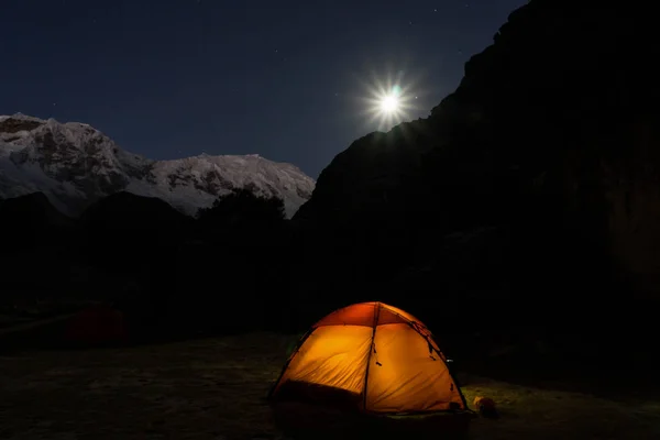 Tienda Naranja Iluminada Campamento Montaña Noche Bajo Una Luna Llena — Foto de Stock