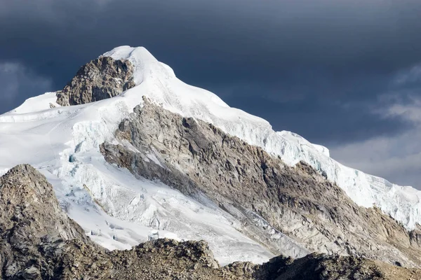 Alto Pico Nevado Nevado Ishinca Cordillera Blanca Los Andes Perú —  Fotos de Stock