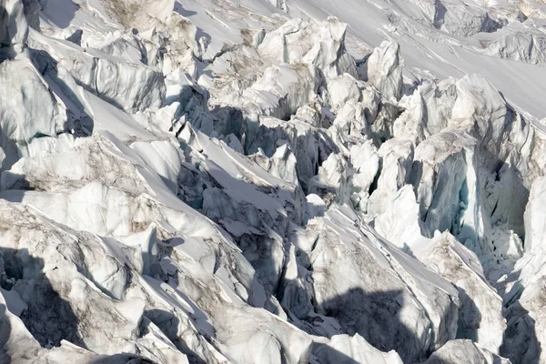 Vista Abstracta Glaciar Roto Con Muchas Grietas Peligrosas —  Fotos de Stock