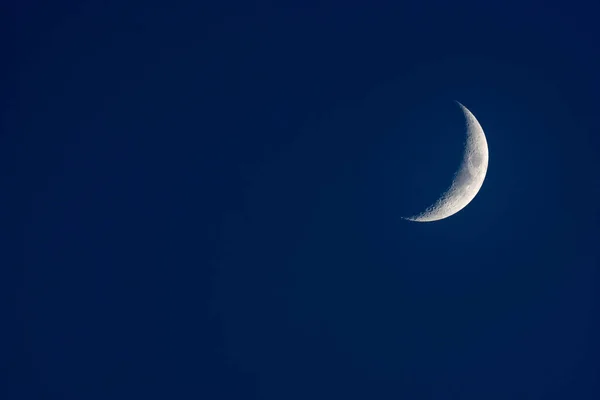 Горизонтальный Вид Большой Белый Полумесяц Темном Ночном Небе Большим Количеством — стоковое фото