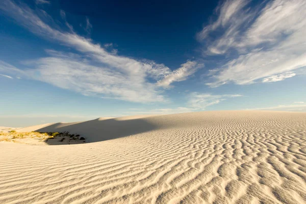 Sivatagi Táj Fehér Homok Dűnék Egy Kifejező Alatt — Stock Fotó