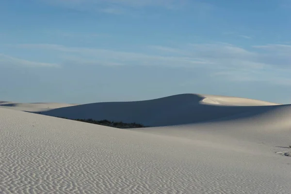 Paisagem Deserta Com Areia Branca Dunas Sob Céu Expressivo — Fotografia de Stock