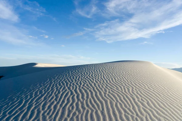 Paisagem Deserta Com Areia Branca Dunas Sob Céu Expressivo — Fotografia de Stock