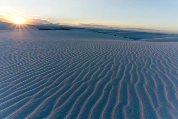 Paesaggio Desertico Con Sabbia Bianca Dune Sotto Cielo Espressivo — Foto Stock