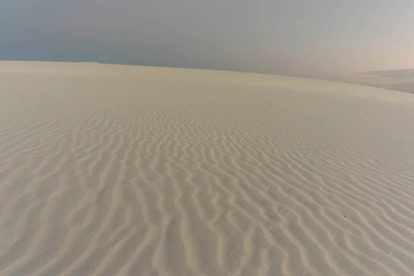 Paisagem Deserta Com Areia Branca Dunas Sob Céu Expressivo — Fotografia de Stock